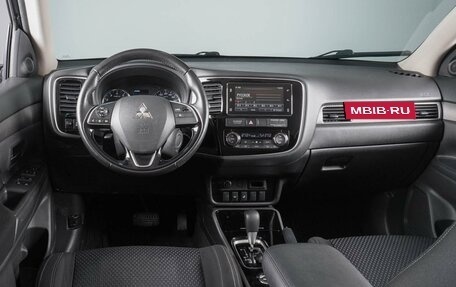 Mitsubishi Outlander III рестайлинг 3, 2018 год, 2 399 000 рублей, 6 фотография