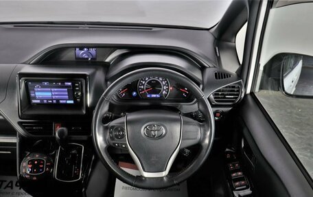 Toyota Noah III, 2017 год, 2 447 000 рублей, 9 фотография