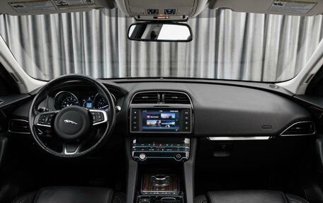 Jaguar F-Pace, 2018 год, 3 095 000 рублей, 26 фотография