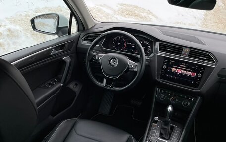 Volkswagen Tiguan II, 2018 год, 3 000 000 рублей, 38 фотография