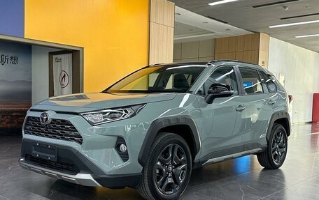 Toyota RAV4, 2024 год, 4 560 000 рублей, 1 фотография