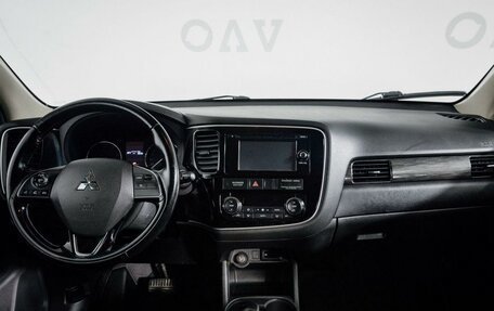 Mitsubishi Outlander III рестайлинг 3, 2016 год, 2 039 000 рублей, 22 фотография