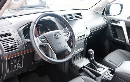 Toyota Land Cruiser Prado 150 рестайлинг 2, 2023 год, 9 150 000 рублей, 13 фотография