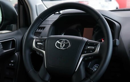 Toyota Land Cruiser Prado 150 рестайлинг 2, 2023 год, 8 350 000 рублей, 17 фотография