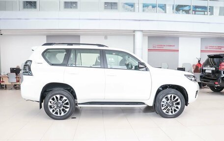 Toyota Land Cruiser Prado 150 рестайлинг 2, 2023 год, 9 650 000 рублей, 6 фотография