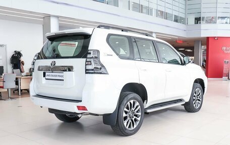 Toyota Land Cruiser Prado 150 рестайлинг 2, 2023 год, 9 650 000 рублей, 5 фотография