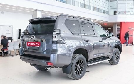 Toyota Land Cruiser Prado 150 рестайлинг 2, 2023 год, 9 150 000 рублей, 5 фотография