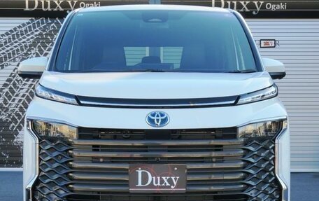 Toyota Voxy, 2023 год, 3 933 000 рублей, 2 фотография