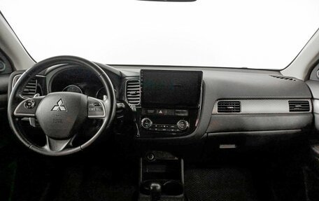 Mitsubishi Outlander III рестайлинг 3, 2014 год, 2 030 800 рублей, 14 фотография