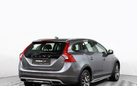 Volvo V60 Cross Country II, 2018 год, 2 900 000 рублей, 5 фотография