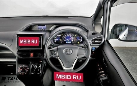 Toyota Noah III, 2018 год, 2 498 000 рублей, 9 фотография