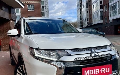 Mitsubishi Outlander III рестайлинг 3, 2019 год, 2 750 000 рублей, 15 фотография