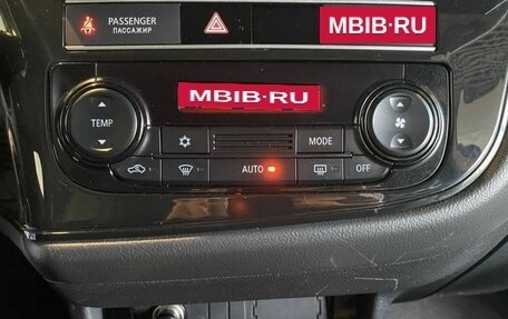 Mitsubishi Outlander III рестайлинг 3, 2018 год, 1 975 000 рублей, 15 фотография