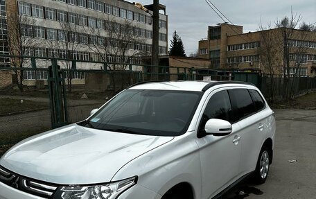Mitsubishi Outlander III рестайлинг 3, 2013 год, 1 690 000 рублей, 4 фотография