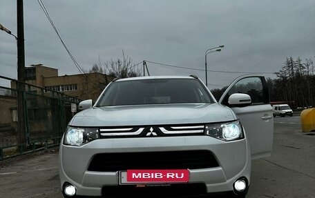 Mitsubishi Outlander III рестайлинг 3, 2013 год, 1 690 000 рублей, 6 фотография