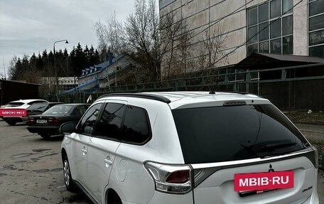 Mitsubishi Outlander III рестайлинг 3, 2013 год, 1 690 000 рублей, 2 фотография