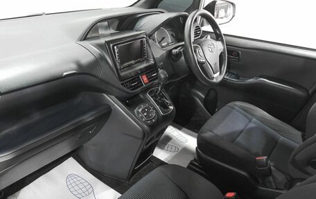 Toyota Voxy III, 2016 год, 2 299 000 рублей, 9 фотография