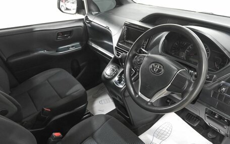 Toyota Voxy III, 2016 год, 2 299 000 рублей, 8 фотография