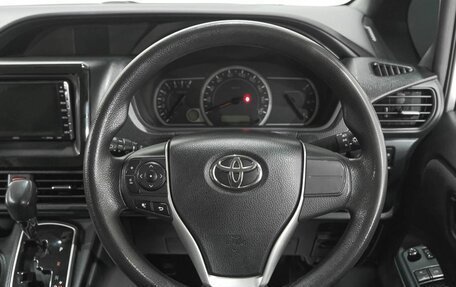 Toyota Voxy III, 2016 год, 2 299 000 рублей, 14 фотография