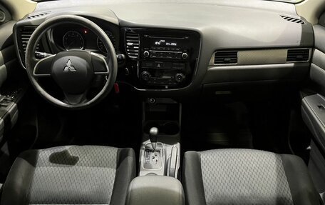 Mitsubishi Outlander III рестайлинг 3, 2014 год, 1 639 000 рублей, 10 фотография