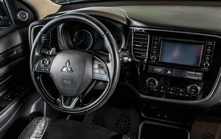 Mitsubishi Outlander III рестайлинг 3, 2017 год, 2 499 000 рублей, 21 фотография