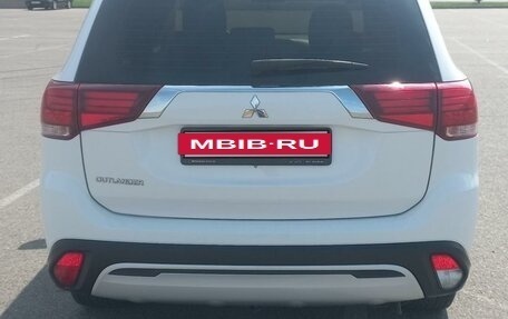 Mitsubishi Outlander III рестайлинг 3, 2021 год, 2 750 000 рублей, 2 фотография