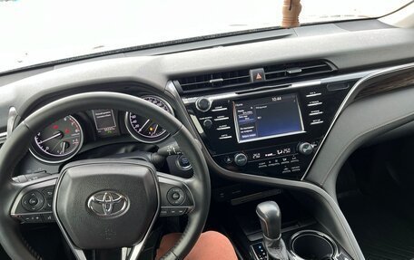 Toyota Camry, 2020 год, 3 050 000 рублей, 10 фотография