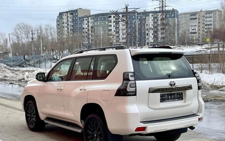 Toyota Land Cruiser Prado 150 рестайлинг 2, 2022 год, 9 200 000 рублей, 7 фотография
