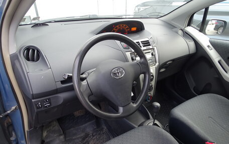 Toyota Yaris III рестайлинг, 2009 год, 680 000 рублей, 2 фотография