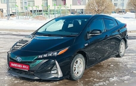 Toyota Prius IV XW50, 2017 год, 2 222 000 рублей, 2 фотография