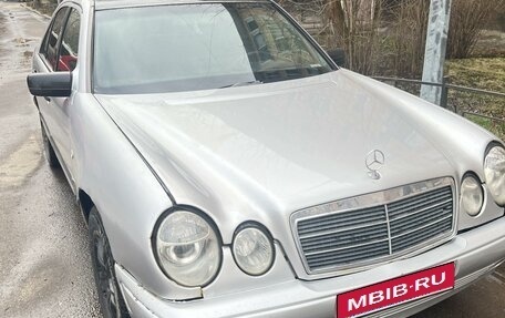 Mercedes-Benz E-Класс, 1999 год, 300 000 рублей, 1 фотография