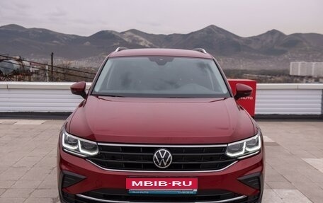 Volkswagen Tiguan II, 2021 год, 2 950 000 рублей, 2 фотография