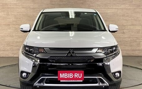 Mitsubishi Outlander III рестайлинг 3, 2020 год, 2 300 000 рублей, 3 фотография