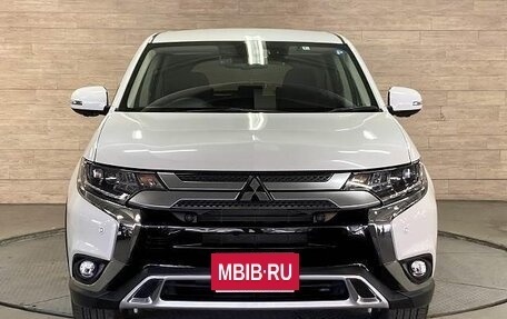 Mitsubishi Outlander III рестайлинг 3, 2020 год, 2 300 000 рублей, 2 фотография