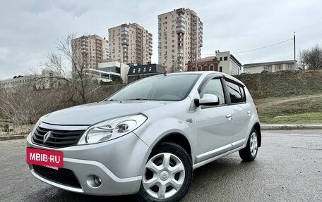 Renault Sandero I, 2013 год, 800 000 рублей, 2 фотография