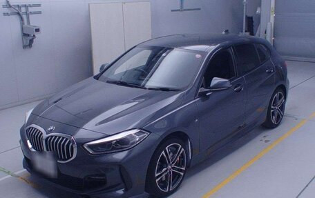 BMW 1 серия, 2019 год, 1 700 000 рублей, 1 фотография