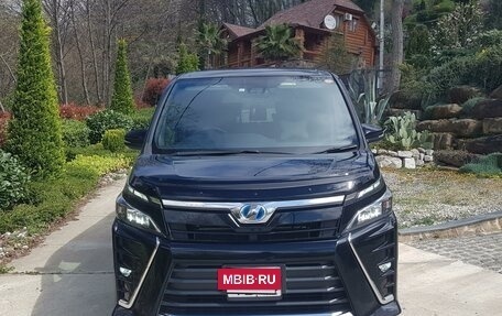 Toyota Voxy III, 2017 год, 2 650 000 рублей, 3 фотография