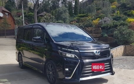 Toyota Voxy III, 2017 год, 2 650 000 рублей, 2 фотография