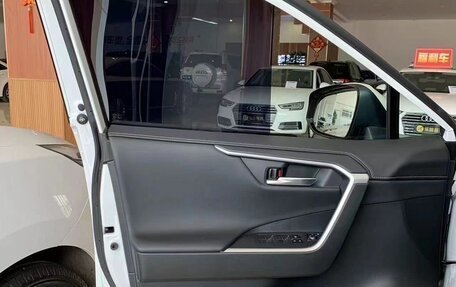 Toyota RAV4, 2021 год, 3 200 000 рублей, 4 фотография
