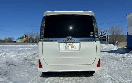 Toyota Voxy III, 2017 год, 2 450 000 рублей, 6 фотография