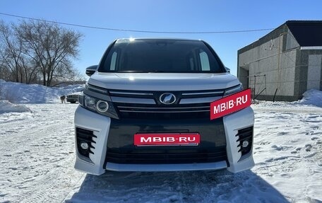 Toyota Voxy III, 2017 год, 2 450 000 рублей, 2 фотография