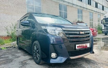Toyota Noah III, 2017 год, 2 500 000 рублей, 2 фотография