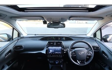 Toyota Prius IV XW50, 2020 год, 1 100 000 рублей, 6 фотография