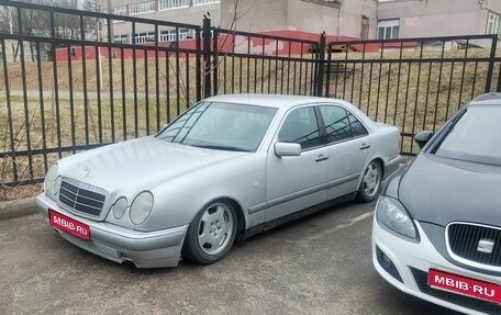 Mercedes-Benz E-Класс, 1998 год, 300 000 рублей, 1 фотография