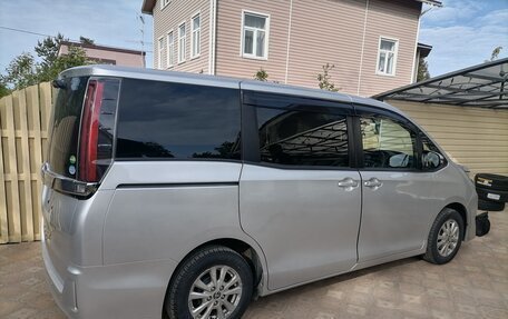 Toyota Noah III, 2019 год, 2 390 000 рублей, 4 фотография