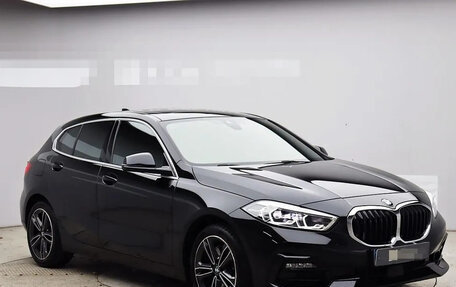 BMW 1 серия, 2021 год, 2 100 000 рублей, 2 фотография