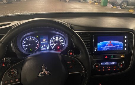 Mitsubishi Outlander III рестайлинг 3, 2018 год, 2 400 000 рублей, 4 фотография