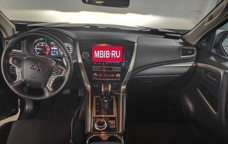 Mitsubishi Pajero Sport III рестайлинг, 2022 год, 5 000 000 рублей, 2 фотография