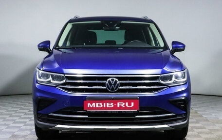 Volkswagen Tiguan II, 2021 год, 3 840 000 рублей, 2 фотография
