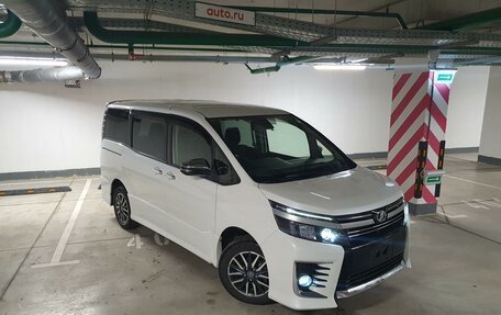 Toyota Voxy III, 2017 год, 2 300 000 рублей, 2 фотография